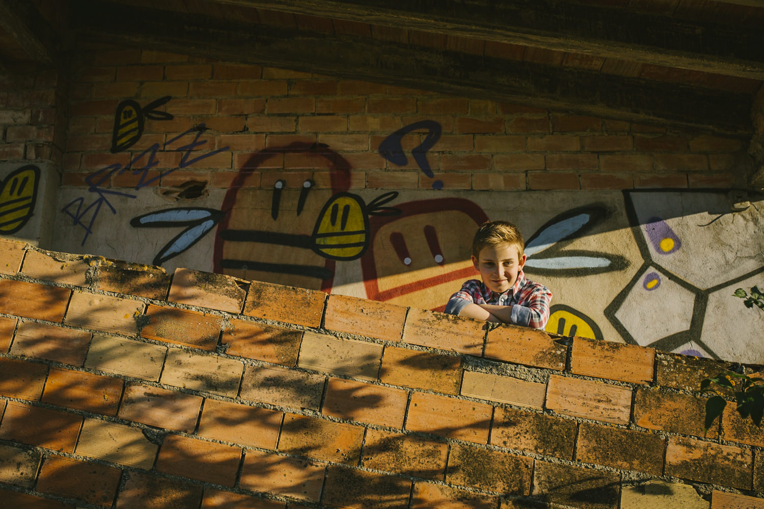 niño con grafittis
