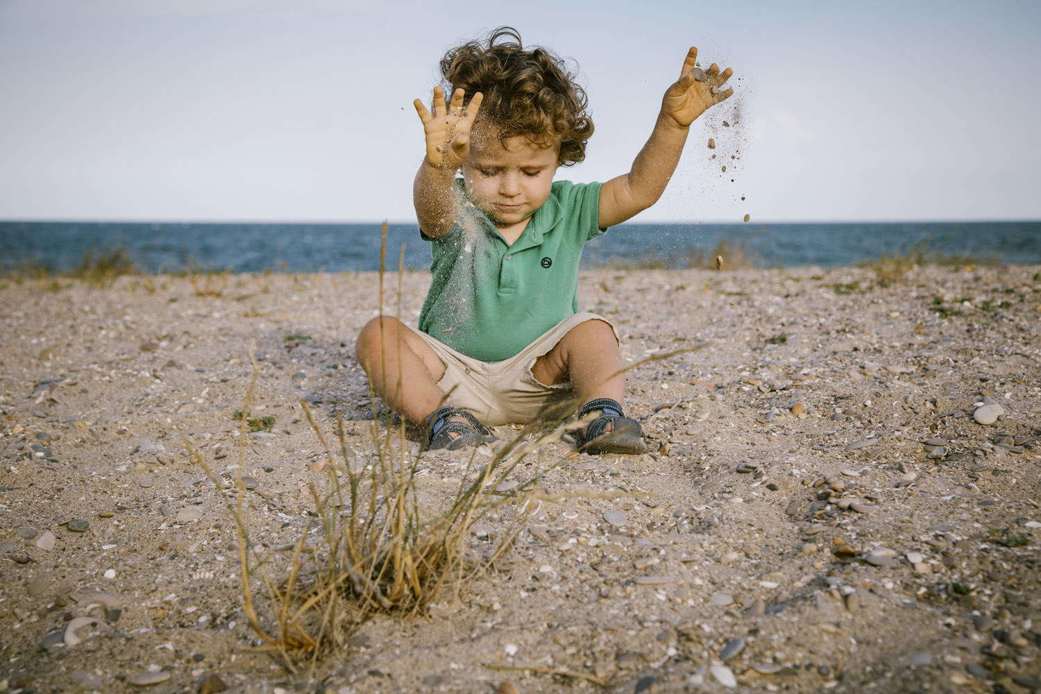 niño jugando con arena